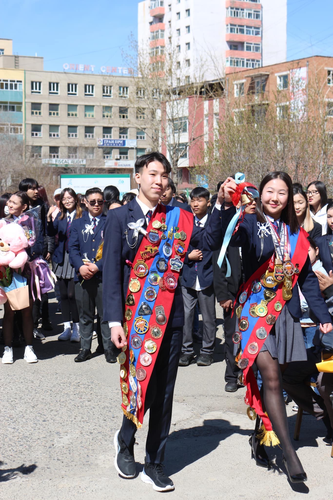 2022-2023 оны хичээлийн жилийн сургуулийн шилдэг төгсөгчид тодорлоо.